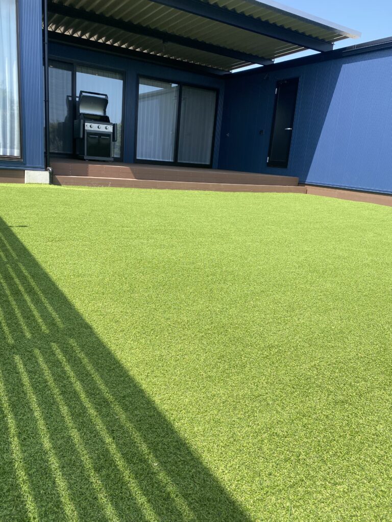 人工芝施工後の庭